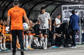 Renato Augusto chegando no banco de reservas da Neo Qumica Arena aps sentir dores na panturrilha