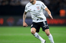 Renato Augusto com a bola em seu p durante jogo contra o Cuiab na Neo Qumica Arena