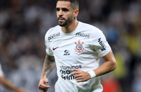 Renato Augusto correndo no gramado da Neo Qumica Arena