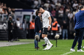 Renato Augusto deixando o campo da Neo Qumica Arena cabisbaixo