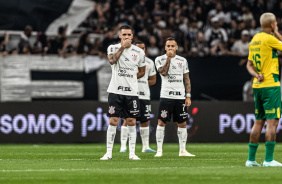 Renato Augusto e Maycon com a mo na boca durante protesto antes do jogo contra o Cuiab