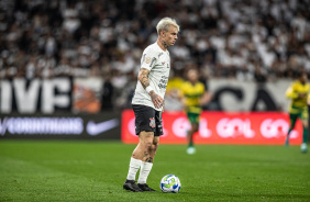 Rger Guedes com a bola dominada em jogo contra o Cuiab pelo Brasileiro