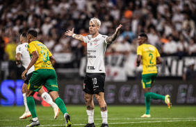 Rger Guedes com os braos abertos dando bronca nos companheiros durante jogo contra o Cuiab