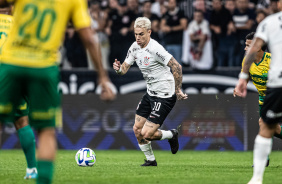 Rger Guedes correndo com a bola em jogo contra o Cuiab na Neo Qumica Arena