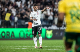 Ruan Oliveira apontando para algum durante jogo contra o Cuiab, pelo Brasileiro