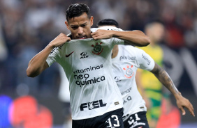 Ruan Oliveira arrancando a prpria camisa enquanto comemora o gol marcado contra o Cuiab