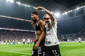 Ruan Oliveira, j sem camisa, comemorando o gol contra o Cuiab na Neo Qumica Arena