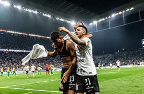 Ruan Oliveira, Matheus Bidu e Wesley comemorando o gol do meia contra o Cuiab