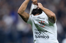 Ruan Oliveira retirando a camisa enquanto comemora o gol marcado contra o Cuiab