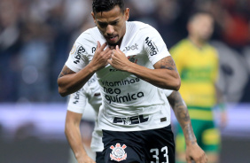 Ruan Oliveira retirando sua camisa durante comemorao do gol marcado contra o Cuiab