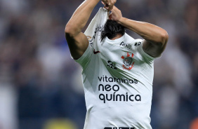 Ruan Oliveira tirando a camisa durante comemorao do seu gol contra o Cuiab
