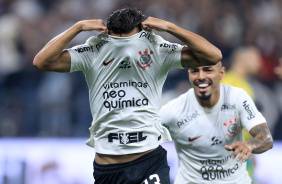 Ruan Oliveira tirando a camisa e Bidu correndo atrs dele para comemorar