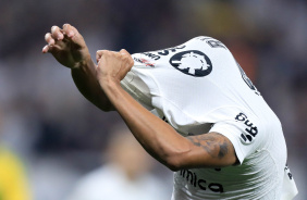 Ruan Oliveira tirando a camisa enquanto comemora seu primeiro gol pelo Corinthians