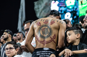 Torcedor do Corinthians com o escudo do clube tatuado nas costas na Neo Qumica Arena