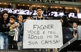 Torcedor do Corinthians segurando um cartaz pedindo a camisa de Fagner