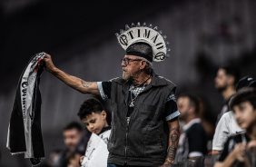 Torcedor do Corinthians usando um capacete escrito 'Timo' na Neo Qumica Arena