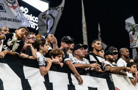 Torcedores do Corinthians apreensivos na Neo Qumica Arena durante jogo contra o Cuiab