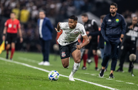 Wesley correndo com a bola em seu domnio durante jogo contra o Cuiab na Neo Qumica Arena