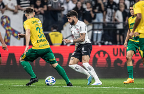 Yuri Alberto correndo com a bola em seu domnio no jogo contra o Cuiab, na Neo Qumica Arena