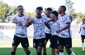 Bahia, Guilherme Henrique, Rafael, Yuske e Kaio comemoram primeiro gol pelo Paulista sub-17