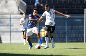 Bahia protege bola em jogo do Corinthians contra o Santo Andr pelo Paulista sub-17