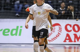 Beb aponta para escudo do Corinthians em jogo contra o Braslia pela Copa do Brasil de Futsal