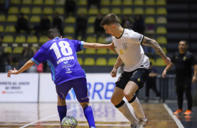 Bebê encara marcador em jogo contra o Brasília pela Copa do Brasil de Futsal
