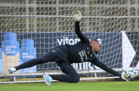 Carlos Miguel faz defesa durante treino no CT Joaquim Grava