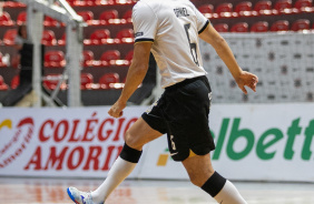 Daniel com a bola dominada em jogo do Corinthians contra o Tubaro pela LNF