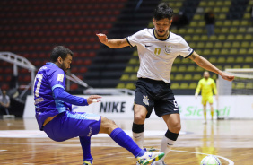 Daniel disputa bola em jogo do Corinthians contra o Brasília pela Copa do Brasil de Futsal