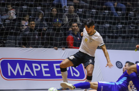 Daniel tenta proteger a bola em jogo do Corinthians contra o Brasília pela Copa do Brasil de Futsal