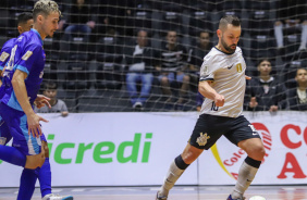 Deives conduz a bola em jogo do Corinthians contra o Braslia pela Copa do Brasil de Futsal