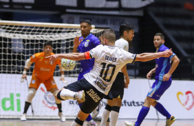 Deives tenta finalização em jogo do Corinthians contra o Brasília pela Copa do Brasil de Futsal