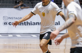 Gabriel Oliveira em jogo do Corinthians contra o Aroeira