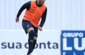 Gil conduz a bola durante treino no CT Joaquim Grava