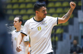 Gugu Flores comemora vitria do Corinthians