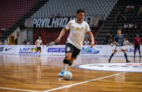 Gugu Flores conduz a bola em jogo do Corinthians contra o Tubaro pela LNF