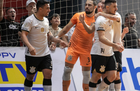 Gugu Flores, Lucas Oliveira, Lucas Martins e Canabarro celebram gol do Corinthians
