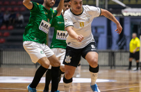 Gugu Flores passa por adversrio em jogo do Corinthians contra o Aroeira