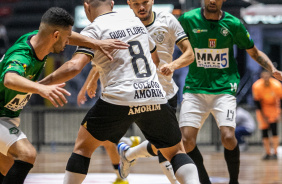 Gugu Flores protege bola em jogo do Corinthians contra o Aroeira
