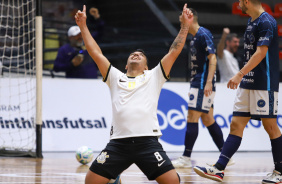 Gugu Flores ajoelhado e apontando para o cu em comemorao de gol marcado pelo Corinthians