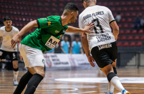 Gugu Flores tenta passar por adversrio em jogo do Corinthians contra o Aroeira