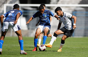 Guilherme Henrique domina bola em jogo do Corinthians contra o Santo Andr pelo Paulista sub-17