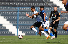 Laercio parte com a bola em jogo do Corinthians contra o Santo Andr pelo Paulista sub-17
