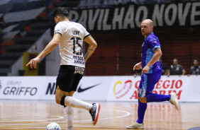 Levy carrega a bola em jogo do Corinthians contra o Brasília pela Copa do Brasil de Futsal