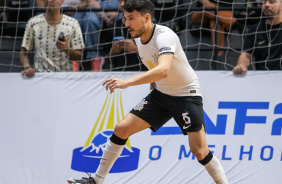 Levy carrega a bola em jogo do Corinthians contra o Tubaro pela LNF