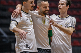 Lucas Martins, Deives e Yan comemoram gol em jogo do Corinthians contra o Aroeira
