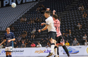 Lucas Martins disputa bola com goleiro em jogo do Corinthians contra o Tubaro pela LNF