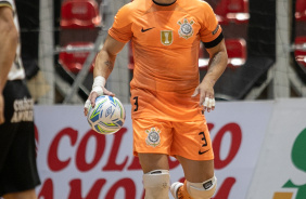 Lucas Oliveira com a bola na mo em jogo do Corinthians contra o Tubaro pela LNF