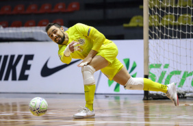 Lucas Oliveira faz reposição em jogo do Corinthians contra o Brasília pela Copa do Brasil de Futsal